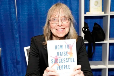 Mẹ của cựu giám đốc YouTube cho rằng điểm số ở trường không quan trọng