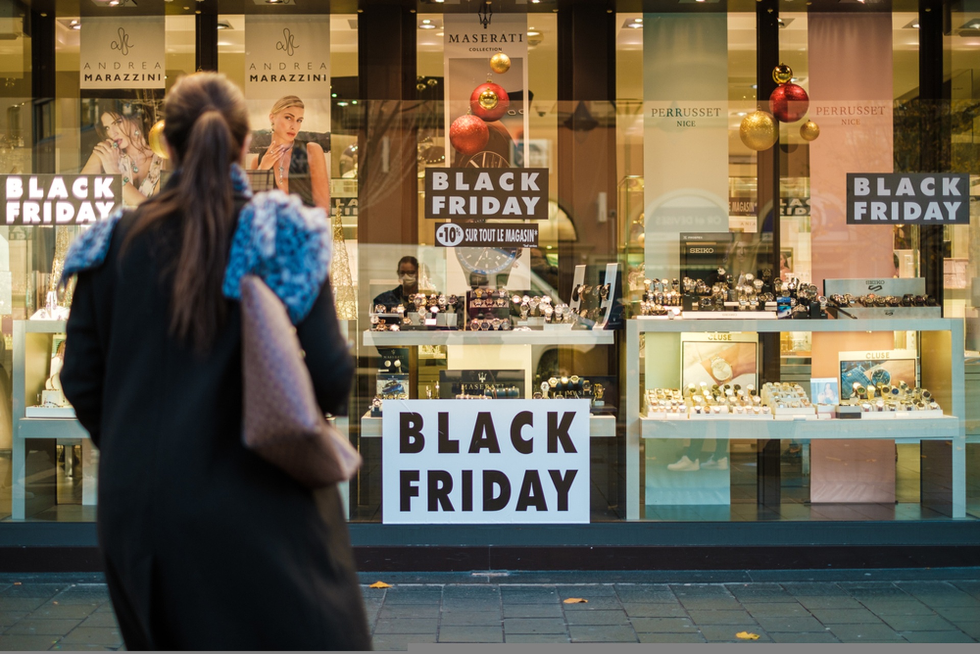 Tín hiệu vui ở Mỹ, châu Âu dịp Black Friday: Người dân rộn ràng săn sale - 6 Tín hiệu vui ở Mỹ, châu Âu dịp Black Friday: Người dân rộn ràng săn sale - 6
