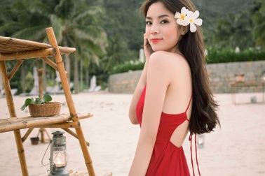 Hoa hậu Kỳ Duyên điệu đà dạo biển