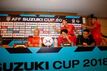 Cầu thủ Việt Nam ùa vào phòng họp báo để... té nước thầy Park