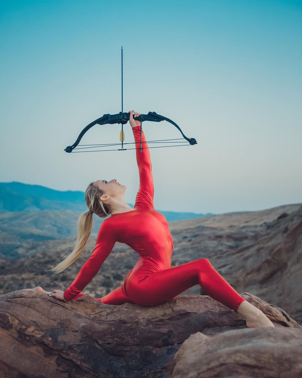 Ngỡ ngàng trước trình bắn cung... bằng chân của mỹ nhân 9x - 3