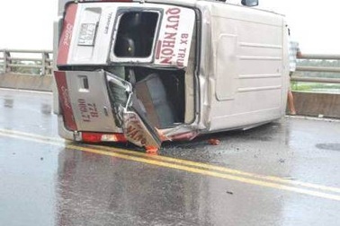 Hai xe ô tô lật nhào giữa QL1A, 1 người tử vong