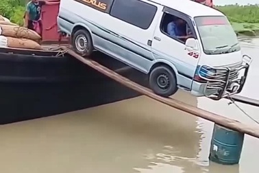 Kiểu vận chuyển ô tô lên xuống thuyền liều lĩnh tại Ấn Độ