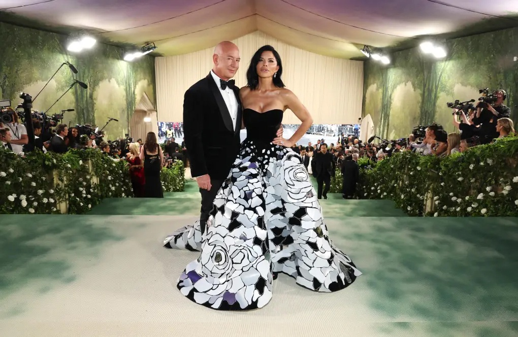 Chuyện tình 6 năm ngọt ngào của tỷ phú Jeff Bezos và hôn thê nóng bỏng - 2 Chuyện tình 6 năm ngọt ngào của tỷ phú Jeff Bezos và hôn thê nóng bỏng - 2