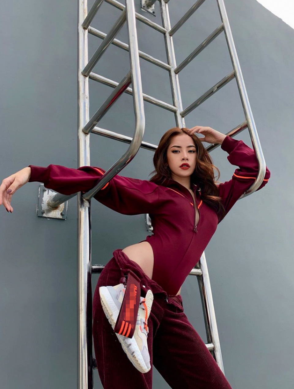 Chi Pu khoe thân hình nóng bỏng với style “tuột quần” - 1 Chi Pu khoe thân hình nóng bỏng với style “tuột quần” - 1