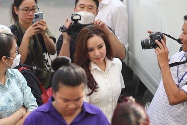 Vy Oanh mặc giản dị, Đàm Vĩnh Hưng diện đồ hiệu dự phiên xử bà Phương Hằng