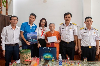 Những món quà tình nghĩa gửi đến các mẹ liệt sỹ hy sinh ở Gạc Ma
