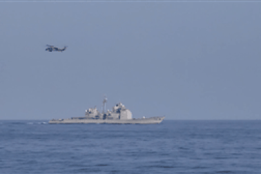 Hai nhóm tàu chiến Mỹ phô diễn uy lực trên Biển Đông