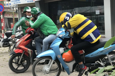 Thu nhập giảm, tài xế xe ôm công nghệ bán sức lao động giá "bèo"