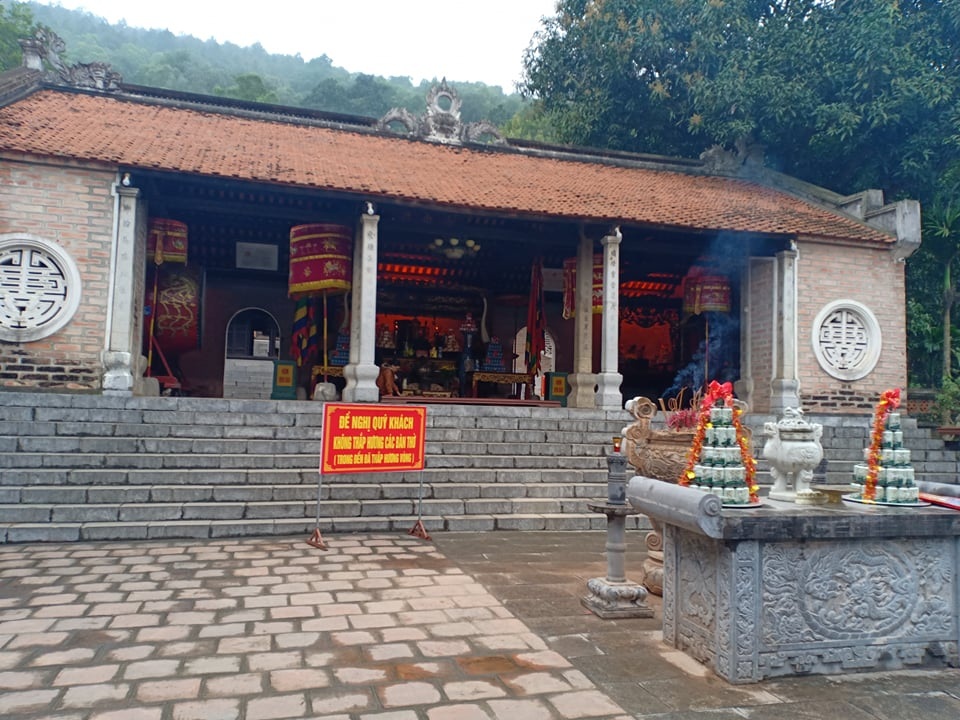 Nhiều đền, chùa vắng khách đi lễ do lo ngại virus corona - 5