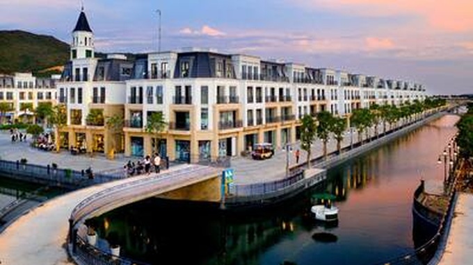 Bao bọc, đan xen những dãy Bizhouse Canal District là 5 dòng kênh đào với chiều dài lên đến 3500m. 