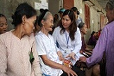 Khám chữa bệnh miễn phí cho 300 người nghèo. 