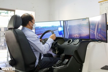 Thi mô phỏng sát hạch lái xe: Lái xe phanh bằng chân, sao thi lại dùng tay?