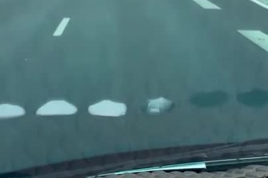 Tài xế xe tải thản nhiên quay đầu, đi ngược chiều trên cao tốc