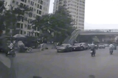Ô tô ủi bay người đi xe máy trong một tình huống khó hiểu