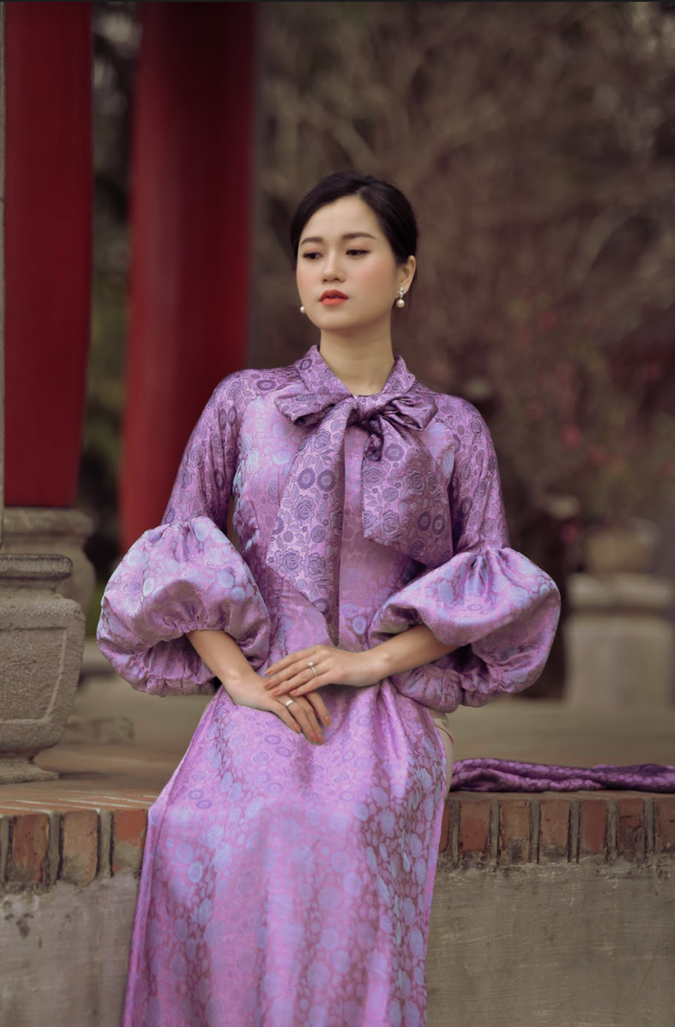 Lâm Vỹ Dạ tha thướt với áo dài tơ tằm của NTK Đức Hùng - 4 Lâm Vỹ Dạ tha thướt với áo dài tơ tằm của NTK Đức Hùng - 4