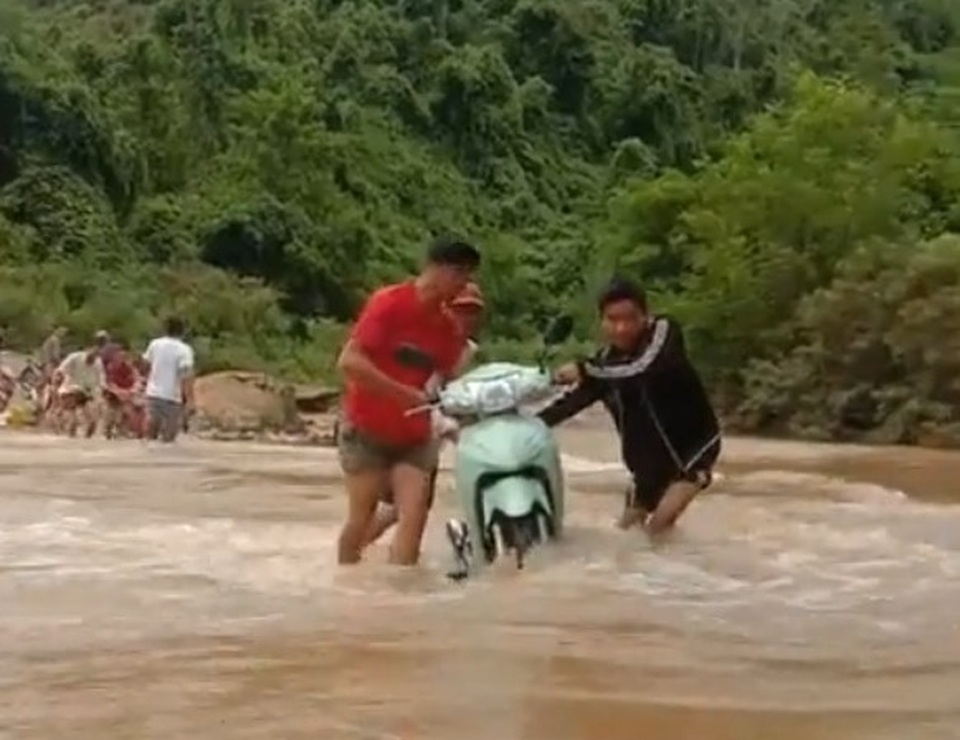 Nhiều tuyến đường ở biên giới bị sạt lở gây ách tắc giao thông - 8 Nhiều tuyến đường ở biên giới bị sạt lở gây ách tắc giao thông - 8
