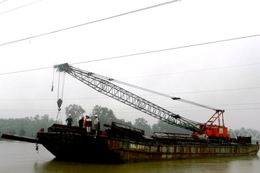 Cần cẩu trên sà lan vướng vào dây điện cao thế gây nổ, mất điện