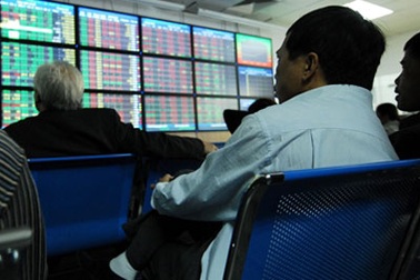 VN-Index bất ngờ vượt ngưỡng 460 điểm