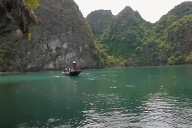 Theo chân khách quốc tế khám phá vịnh Lan Hạ ở Hải Phòng