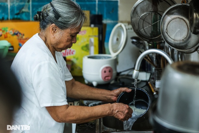 Cảnh nước sinh hoạt đục ngầu tanh vị sắt của hàng trăm nghìn người Hà Nội - 2 Cảnh nước sinh hoạt đục ngầu tanh vị sắt của hàng trăm nghìn người Hà Nội - 2
