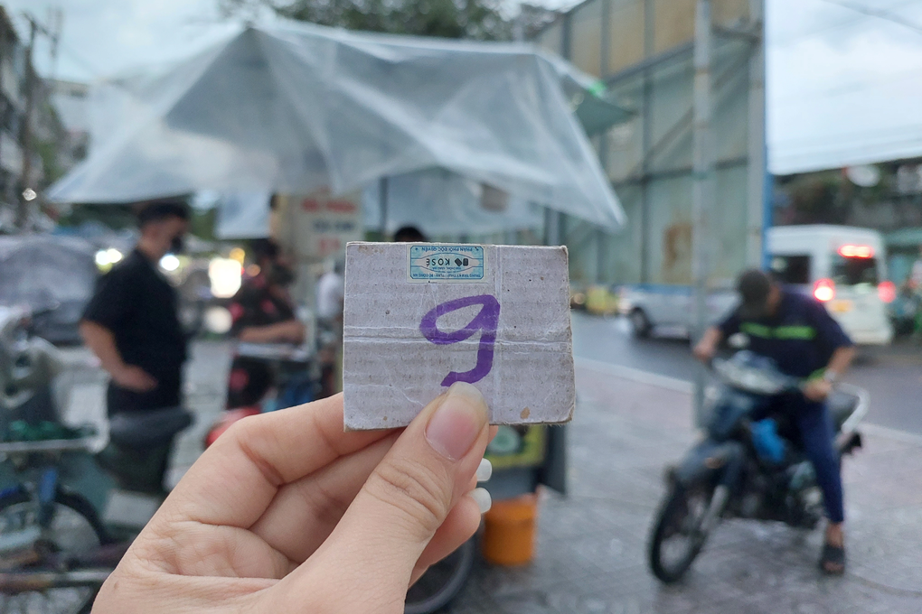 Khởi nghiệp với món bánh lạ, vợ chồng U70 khiến khách bốc số chờ mua - 2 Khởi nghiệp với món bánh lạ, vợ chồng U70 khiến khách bốc số chờ mua - 2