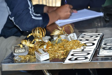 Cận cảnh vụ vớt túi vàng tang vật dưới lòng sông