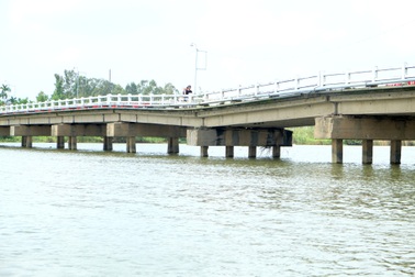 Người dân “run rẩy” đi trên cây cầu lún nửa mét