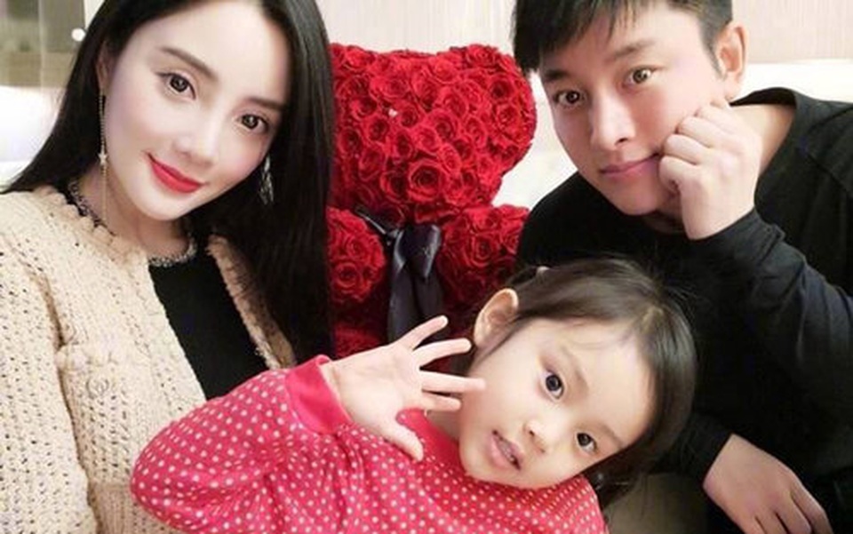Hậu tuyên bố ly hôn, Giả Nãi Lượng và Lý Tiểu Lộ lao vào cuộc chiến giành quyền nuôi con - 1 Hậu tuyên bố ly hôn, Giả Nãi Lượng và Lý Tiểu Lộ lao vào cuộc chiến giành quyền nuôi con - 1