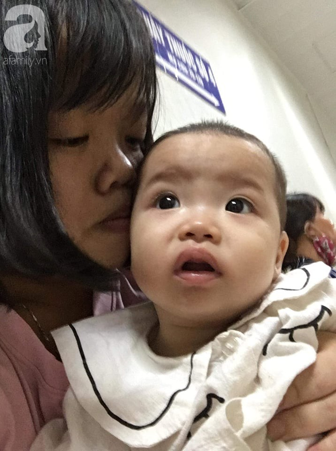 Xót cảnh bố mẹ trẻ tật nguyền đi làm thuê, gom góp tiền níu giữ mạng sống từng ngày cho con gái 9 tháng tuổi - Ảnh 4. Xót cảnh bố mẹ trẻ tật nguyền đi làm thuê, gom góp tiền níu giữ mạng sống từng ngày cho con gái 9 tháng tuổi - Ảnh 4.
