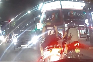 Xe Mercedes-Benz cố tình đi vào làn đường ngược chiều, uy hiếp nhiều phương tiện