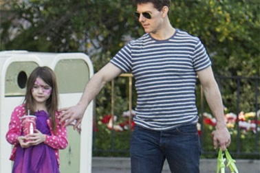 Tom Cruise gọi điện cho Suri hàng ngày