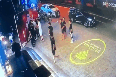 Đứng chụp hình ở quán bia, nam thanh niên bị đâm tử vong