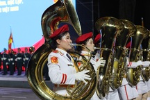 Nữ chiến sĩ quân nhạc gây sốt khi mang kèn nặng 20kg tập diễu binh suốt 9km