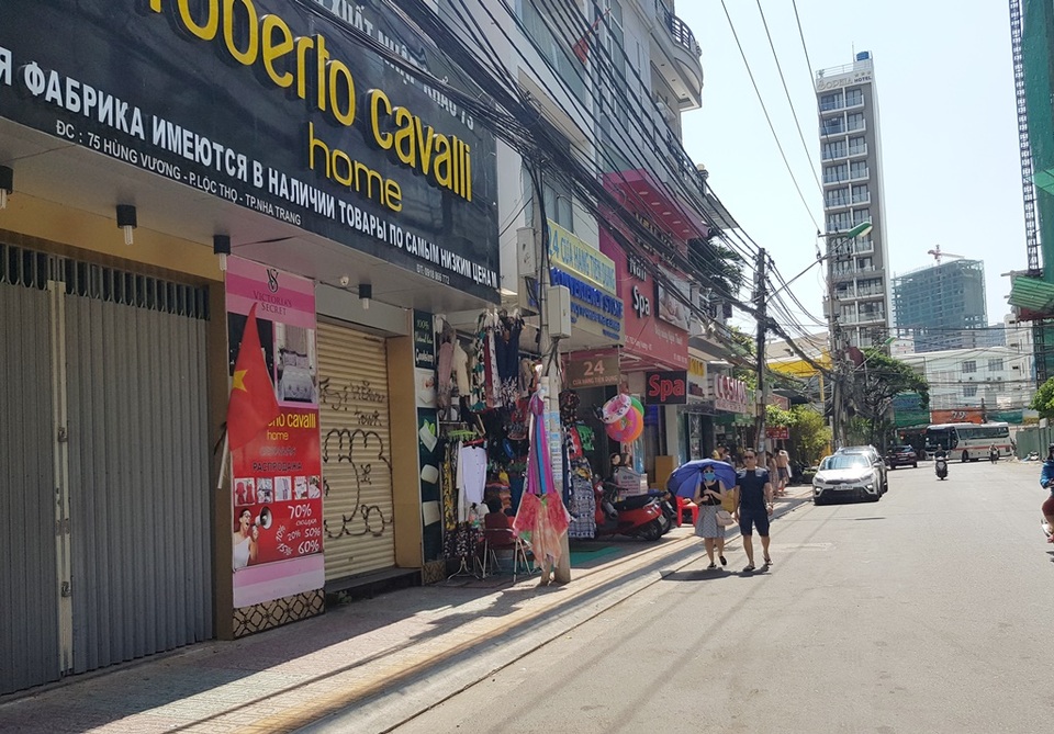 Nha Trang: Cửa hàng vắng khách, lái xe đón khách Trung Quốc thất nghiệp hàng loạt - 7 Nha Trang: Cửa hàng vắng khách, lái xe đón khách Trung Quốc thất nghiệp hàng loạt - 7