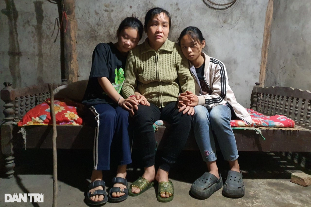 Nữ sinh khóc nghẹn ôm mẹ mù lòa: Con không có cha, xin cô bác giúp đỡ - 7 Nữ sinh khóc nghẹn ôm mẹ mù lòa: Con không có cha, xin cô bác giúp đỡ - 7