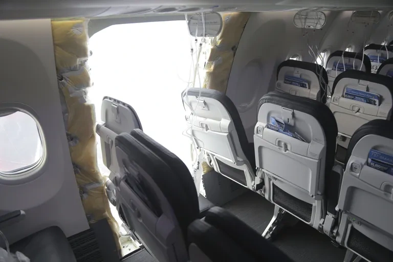 Six passagers poursuivent Boeing en justice après un incident de rupture du fuselage de l'avion - 1 6 hành khách kiện Boeing sau sự cố máy bay bung thân - 1