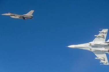 NATO tăng tiêu tiền, Nga ra ngõ vấp máy bay Mỹ