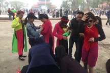 Dịch vụ ăn theo "bung nở" tại Hội Lim