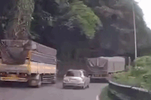 Xe tải vượt ẩu suýt đấu đầu ô tô con trên đèo Bảo Lộc