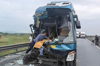 Ô tô khách tông xe đầu kéo trên cao tốc, 5 người bị thương