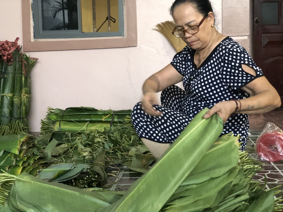 Người làm bánh chưng xanh thành Vinh tất bật dịp Rằm tháng 7 - 2 Người làm bánh chưng xanh thành Vinh tất bật dịp Rằm tháng 7 - 2