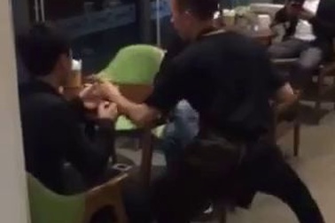 “Hot boy chạy bàn” đang được cộng đồng mạng đặc biệt quan tâm