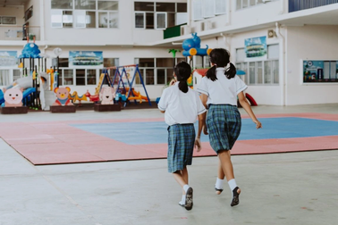 Đồng phục học sinh và nghi vấn kinh doanh