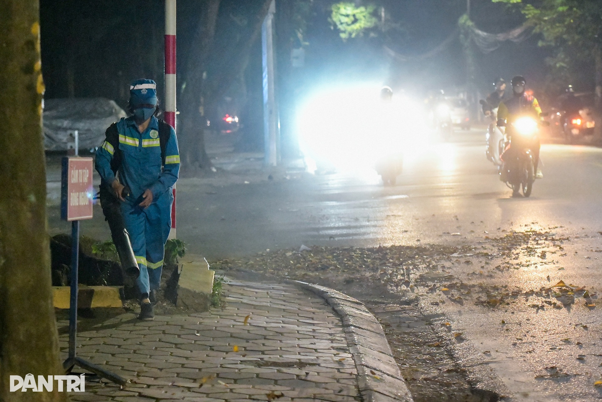 Người đi đường ngạt thở vì… công nhân dùng máy thổi bụi, đốt rác - 3 Người đi đường ngạt thở vì… công nhân dùng máy thổi bụi, đốt rác - 3