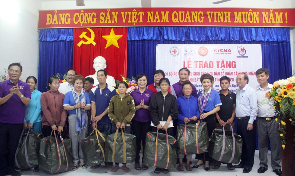 Phú Yên: Tặng 500 bộ áo phao đa năng cho ngư dân vùng biển - 1 Phú Yên: Tặng 500 bộ áo phao đa năng cho ngư dân vùng biển - 1