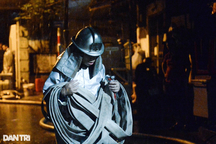 Hà Nội: Cảnh sát "đội mưa", kiệt sức khi chữa cháy, cứu nạn ở chung cư mini