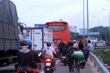 Bình Định: Tài xế “chơi chiêu” dùng tiền lẻ mua vé, trạm thu phí “tê liệt”