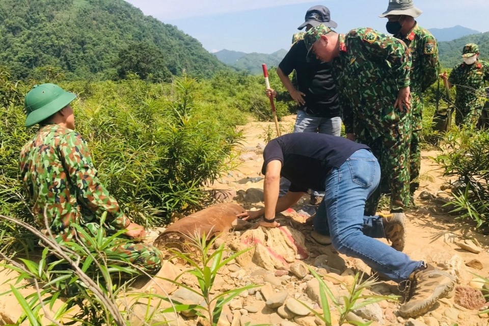 Đã di dời quả bom khủng còn nguyên ngòi nổ gần cột mốc biên giới - 1 Đã di dời quả bom khủng còn nguyên ngòi nổ gần cột mốc biên giới - 1