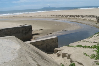 Vô tư xả nước thải ra bãi biển Mỹ Khê